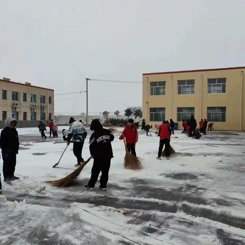 雪满校园，扫暖人心——柏乡县南鲁中心小学劳动实践活动