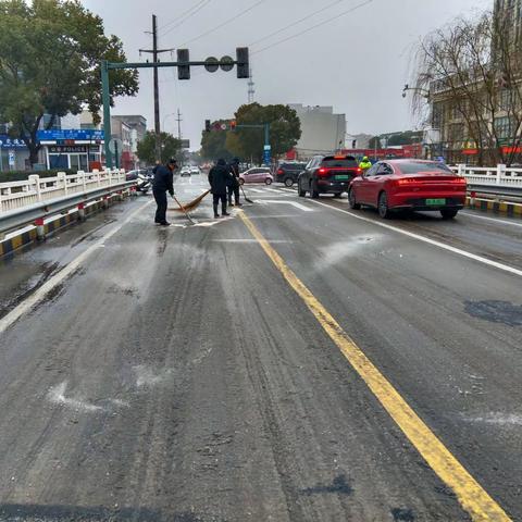 综合执法局“铲雪除冰”