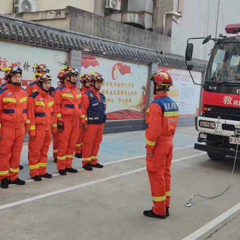 自强西路消防救援站组织开展节前车辆性能检查