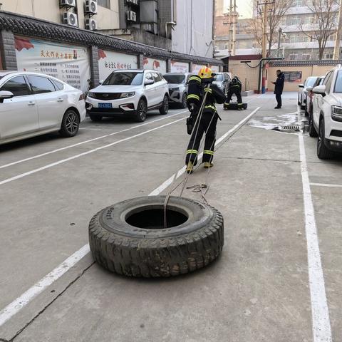 自强西路消防救援站组织消防员开展空呼消耗专项训练