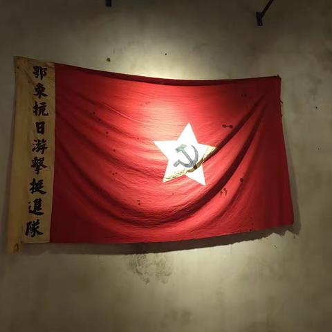 团风县实验中学党员教师深入杜皮烈士陵园，重温历史，坚定信仰