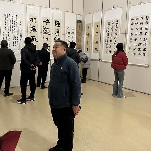 城郊乡中心校组织党员干部到洛宁县文化广场参观“翰墨书清风、廉洁润校园”书画展