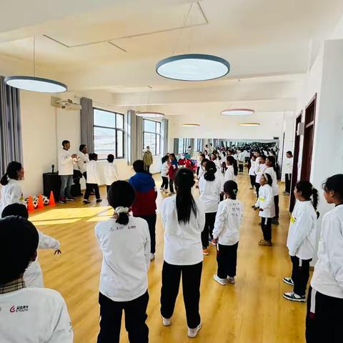 尕海镇中心小学女孩加油“卫生标签”游戏活动简报