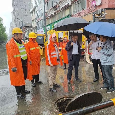 西安水务集团党委委员、总会计师吕沛一行调研韦曲老街积水点防汛部署情况