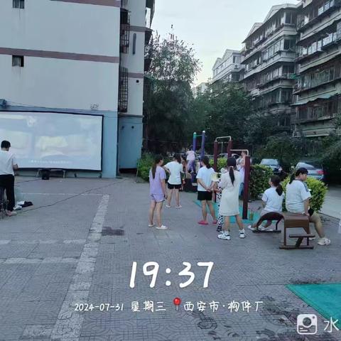 沣惠北路社区“致敬八一，峥嵘岁月永不褪色”电影放映活动