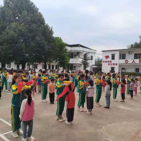 今天，我叫红领巾 ——平安小学举行一年级第一批新队员入队仪式