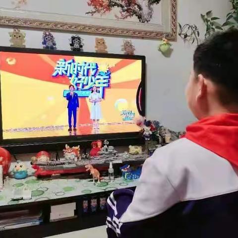 乘时代之风，立少年之志         ------一机四小全体少先队员观看“新时代好少年”先进事迹发布仪式