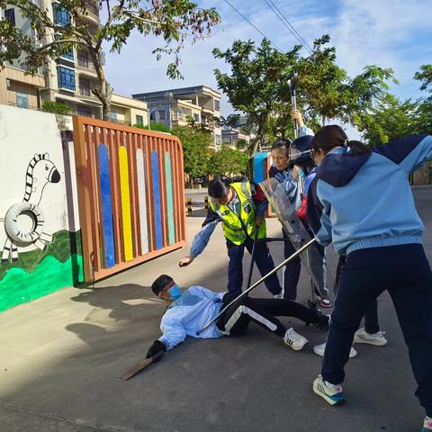 守护童年，安全“童″行一一博贺镇中心幼儿园龙山分园防恐防暴应急演练