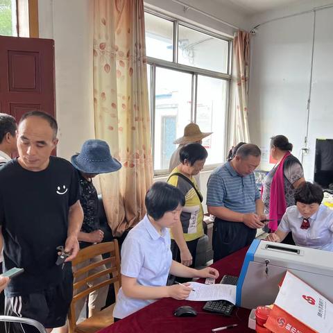 姜屯支行深入咸庄村开立社保卡
