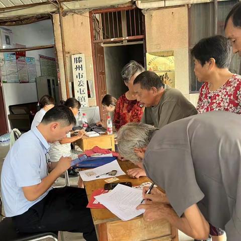 滕州农商银行姜屯支行送服务下乡开立社保卡