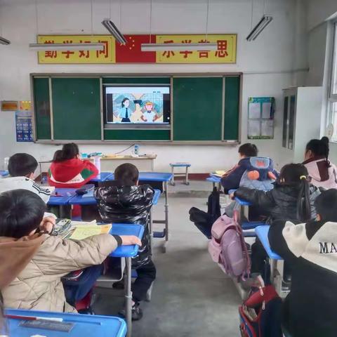 “阳光校园，德法共建”夏张小学组织学生观看《开学第一课》