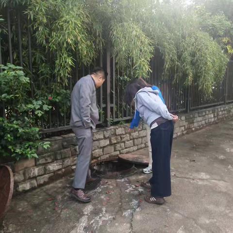 【聚力共筑 善治经九】雨中“逆行”护家园！经九路社区全力破解污水倒灌难题，筑牢居民“安心墙”