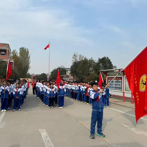 党旗引领红领巾，田间地头践初心——育才明德小学玉米地环保实践活动纪实