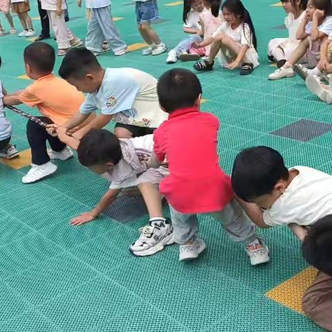 萌娃“绳”力大爆发！——第五幼儿园大三班趣味拔河记