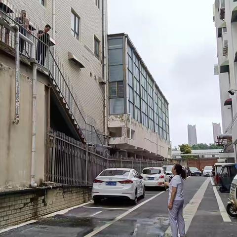 【北大玉皇阁社区】酒店污水漫溢 社区协调解决