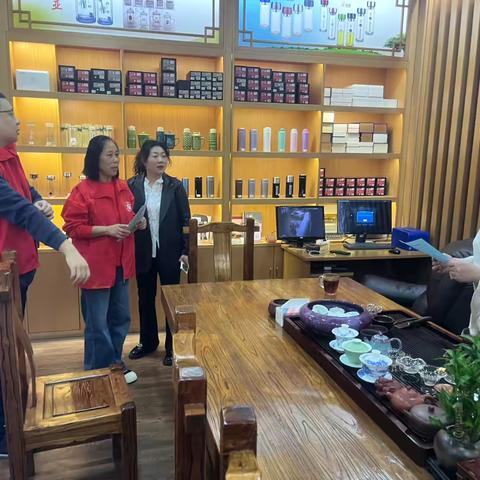 玉皇阁社区联合三双单位政数局开展医保政策宣传