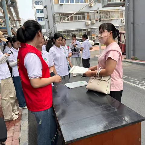 南桥街道紫台社区新时代文明实践站联合河南师范大学政治与公共管理学院的学生为辖区居民开展反诈骗宣传活动