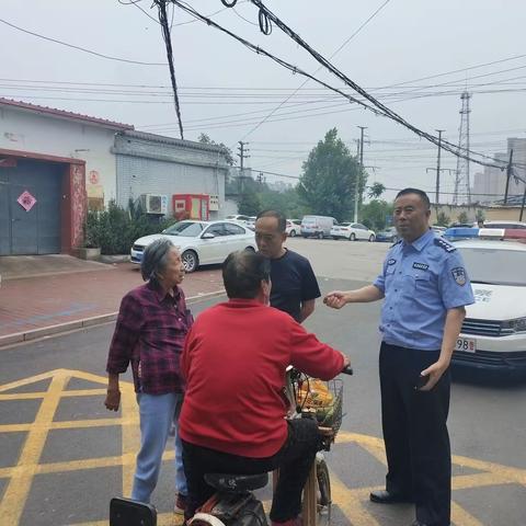 八旬老人迷路         交巡警助其回家