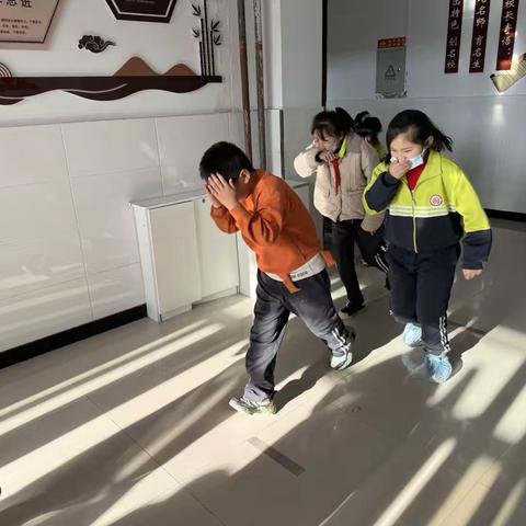 “筑牢安全防线，守护校园平安”-四合乡中心小学消防安全演练活动纪实