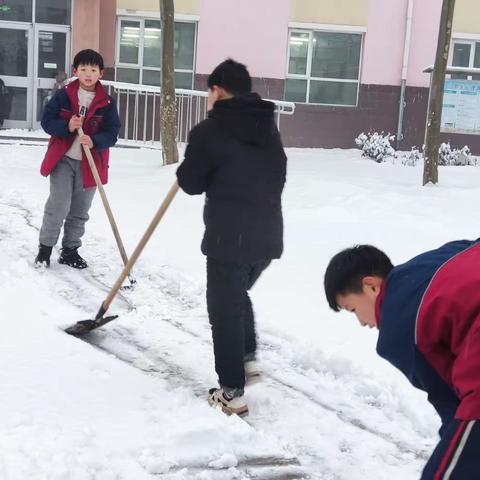 吕寨校区曹村小学一雪中美景