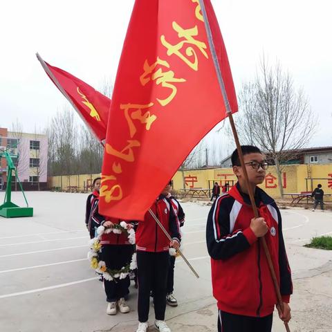 吕寨学区曹村小学“缅怀革命先烈共创美好明天” 　　周一国旗讲话，清明节使人们怀念亲人，寄托哀思，慎重追远，敦亲睦族的传统节日，也是为了缅怀革命先烈，发扬优良传统，发奋学习，让明天更美好。