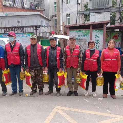 【航城街道】天冷情暖  爱心粮油慰问环卫工人