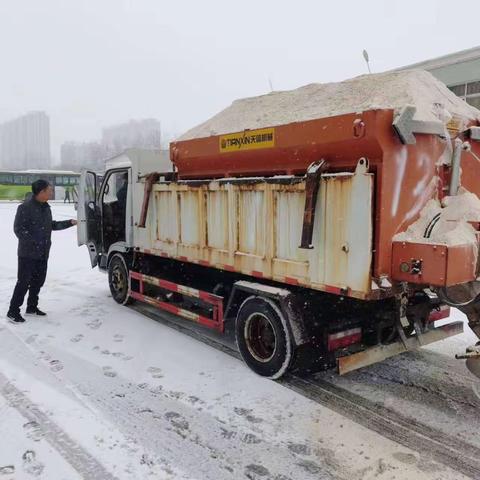 以雪为令 迎风战寒 清冰扫雪 客五基建行政部在行动！