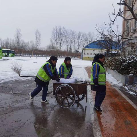 客五分公司基建行政部积极开展扫雪铲冰工作