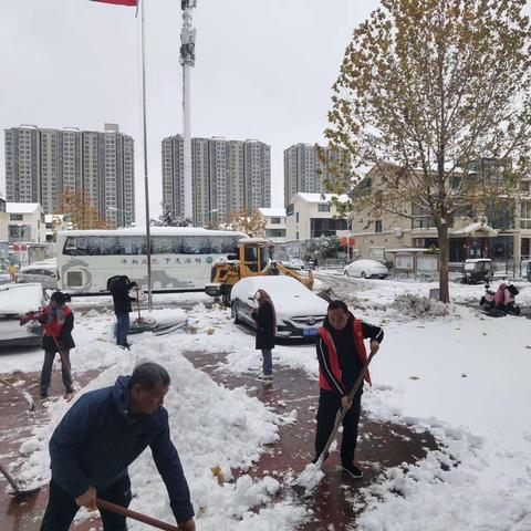 孙李唐社区清理积雪