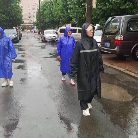 雨中守护显担当 筑牢防汛“安全墙”