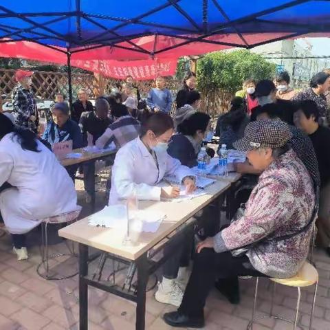 九九重阳至    老年健康行 ——黄桥梁府社区开展老年义诊活动