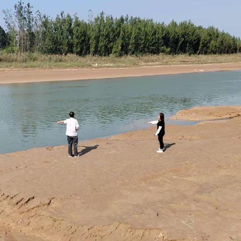 网格员巡河护河 守护碧水蓝天