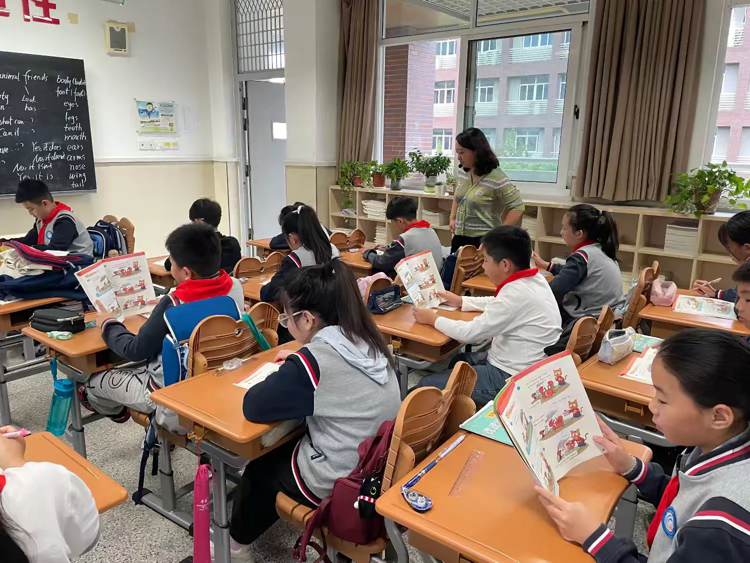 简篇-【灵美龙小·校本教研】“金陵好课堂”激情于课堂,潜心于教研——龙潭中心小学英语校本研修系列活动(二)