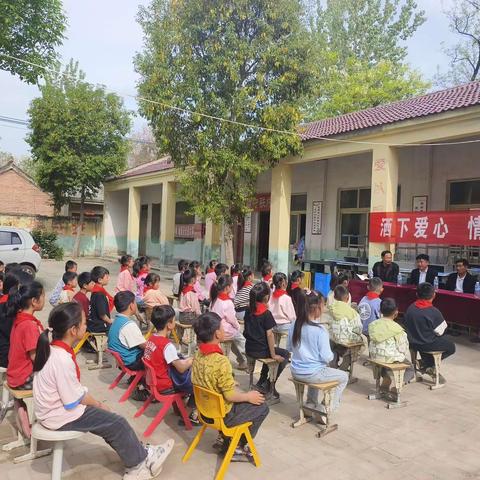 爱心助学  情暖校园