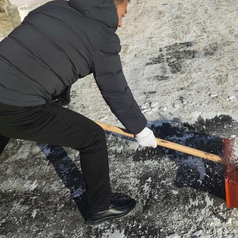 党员教师除冰雪，校园新颜映清廉---蓝旗营中学开展党员志愿服务活动