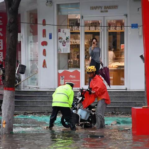 雨中执勤保安全    广平交警“雨”您在一起