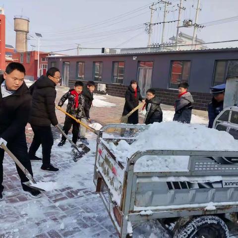 温情融积雪，爱意满校园—桥东学区中汪小学扫雪除冰活动