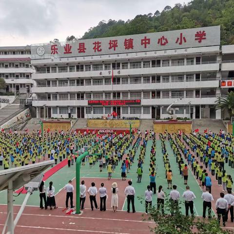 党建带队建  焕发“春”活力 2023年“学习二十大  争做好队员”花坪镇中心小学少先队员入队仪式