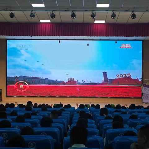 观盛世阅兵，普国防知识，燃少年壮志 ——库尔勒市第六中学组织全校师生观看中国人民抗日战争暨世界反法西斯战争胜利80周年大会阅兵式