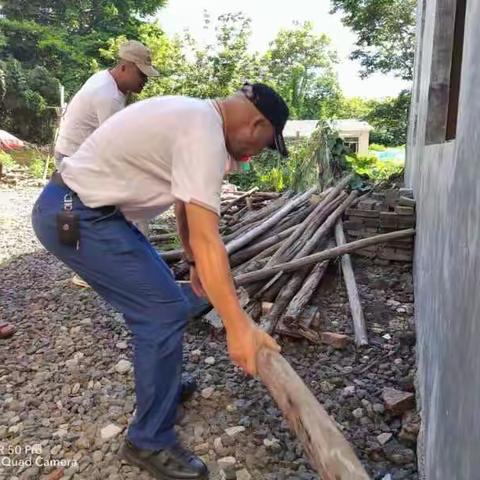 岭西村开展爱国卫生义务大扫除活动