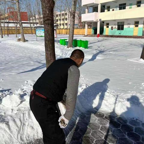 师情融积雪，助力学生安全出行一一新华民族小学南校教职工扫雪场面