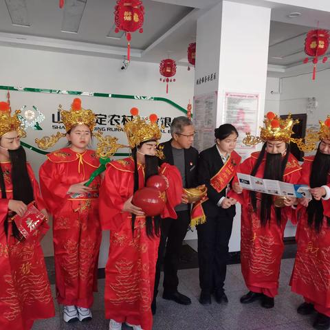 平定农商银行岔口支行开展整治拒收人民币宣传