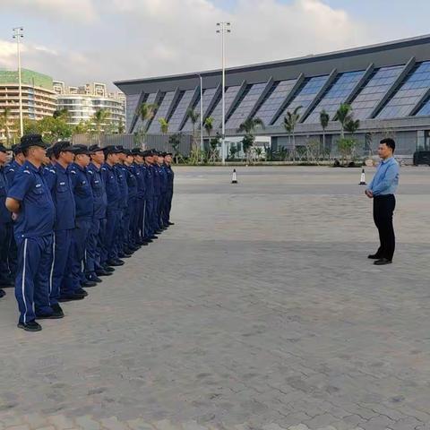 为了新枢纽进驻，提升安保人员的安全意识与服务质量，公司与安检中心组织安保人员进行消防技能与岗位工作职责培训