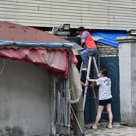 清理雨搭垃圾 美化社区环境
