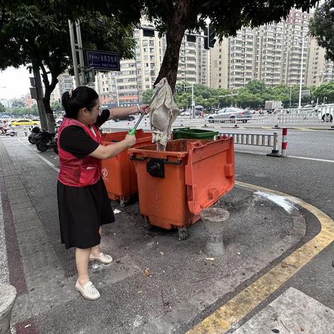 南坑街道洋筠社区组织开展废旧物品清理活动