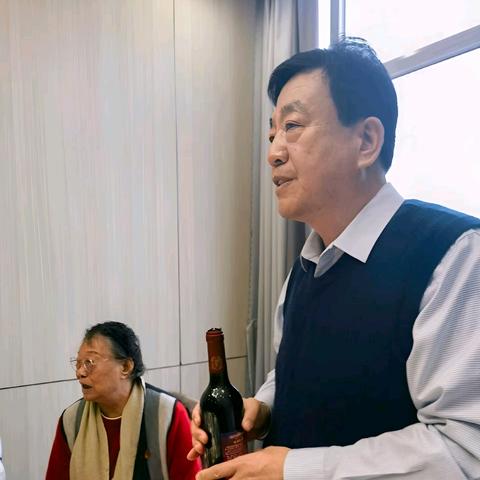 刘玉荣的简篇 祝贺老刘家喜得贵子 村长也参加聚会