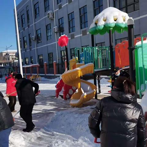 大雪满校园,扫雪暖人心     屈家街中心学校积极清雪活动进行中