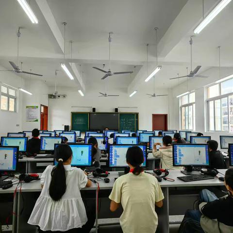 玩转编程，创意无限——松坪实验小学计算机校级社团活动