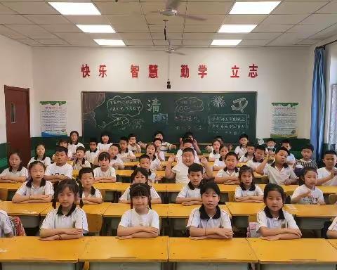 “炎炎夏日，共庆六一，美育进校园活动”  舞之家艺术培训中心联合永清县第一小学共同创办手势舞课堂展演