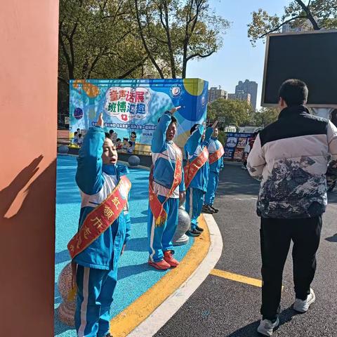 娄底市第一小学四年级（13）班校园红领巾志愿者服务活动纪实